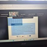 Zdjęcie ekranu monitora laptopa, na którym wyświetlony jest slajd prezentacji szkolenia.